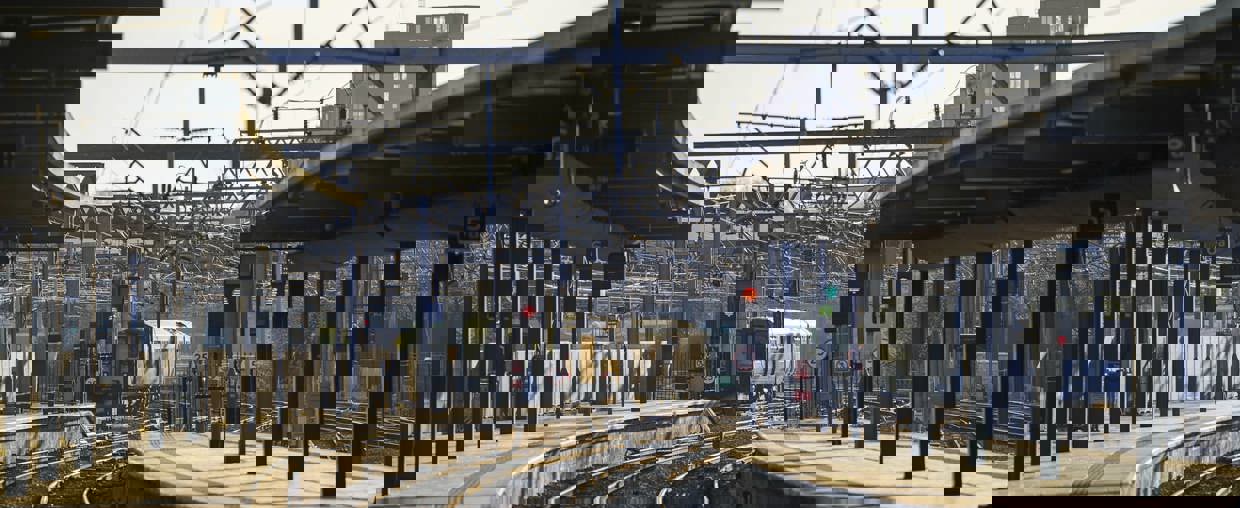 Platform and tracks of Leeds train station